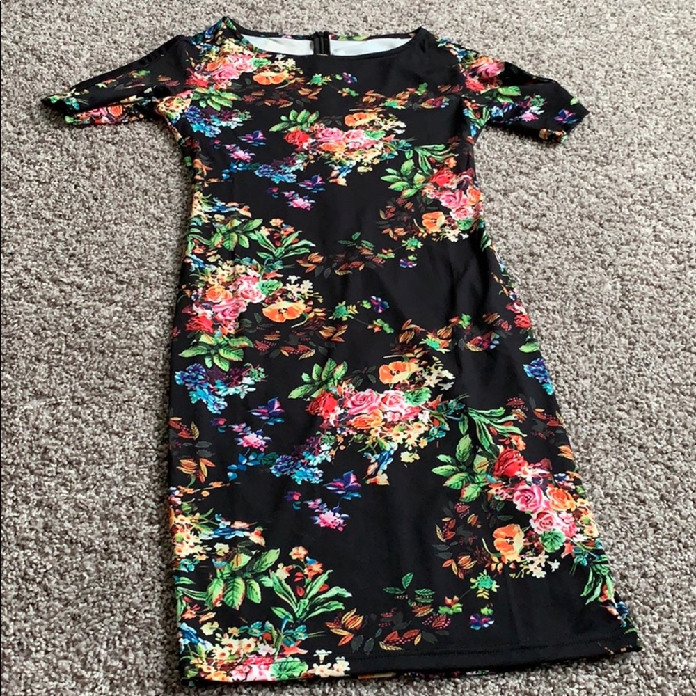 Flowered fitted dress